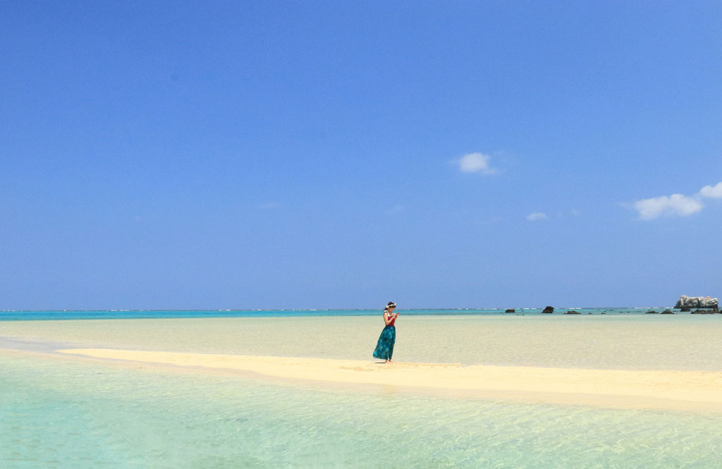 八重山諸島「幻の島」砂上に佇む女性一人の世界