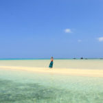 八重山諸島「幻の島」砂上に佇む女性