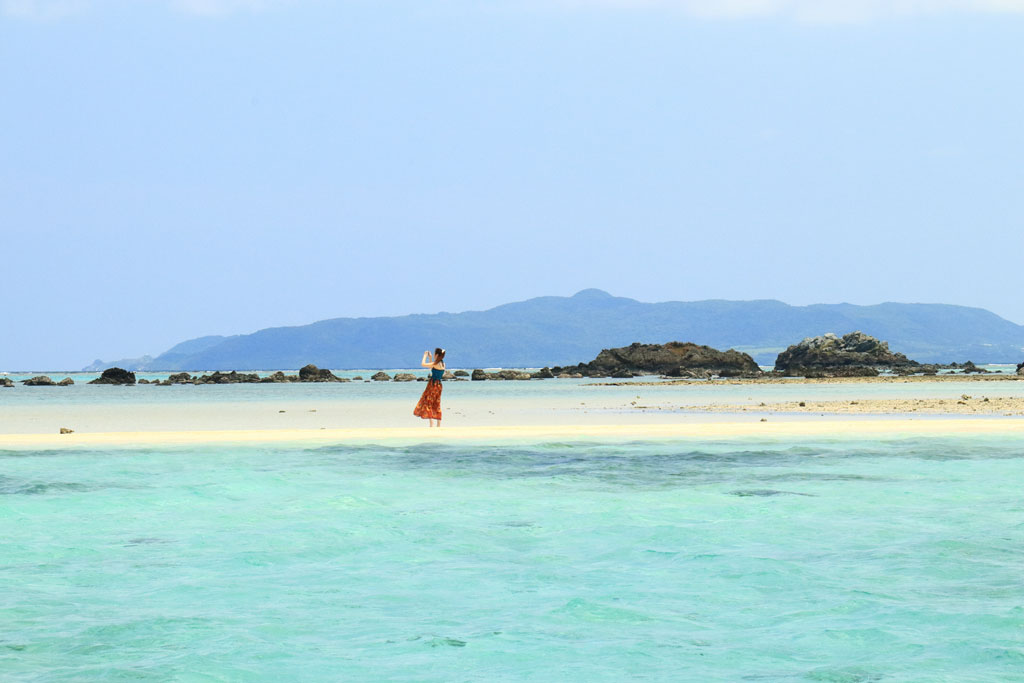 八重山諸島「幻の島」砂上に佇む女性