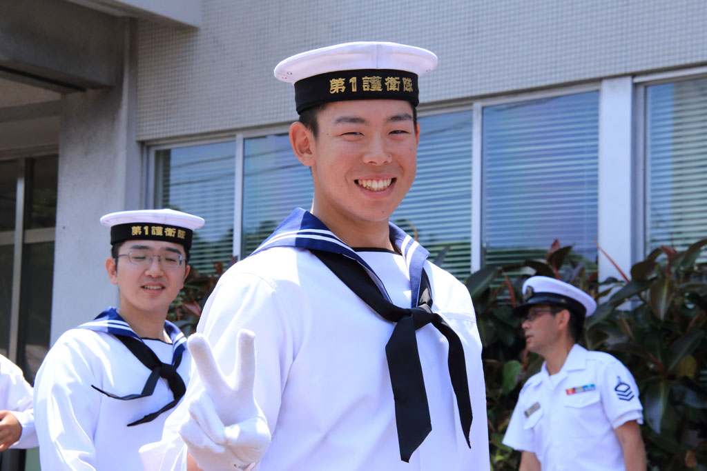 下田市「下田黒船祭」若い海上自衛隊員