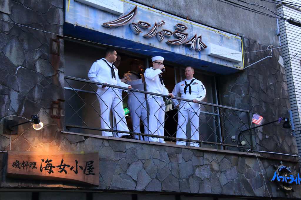 下田市「下田黒船祭」スナックで憩う米兵