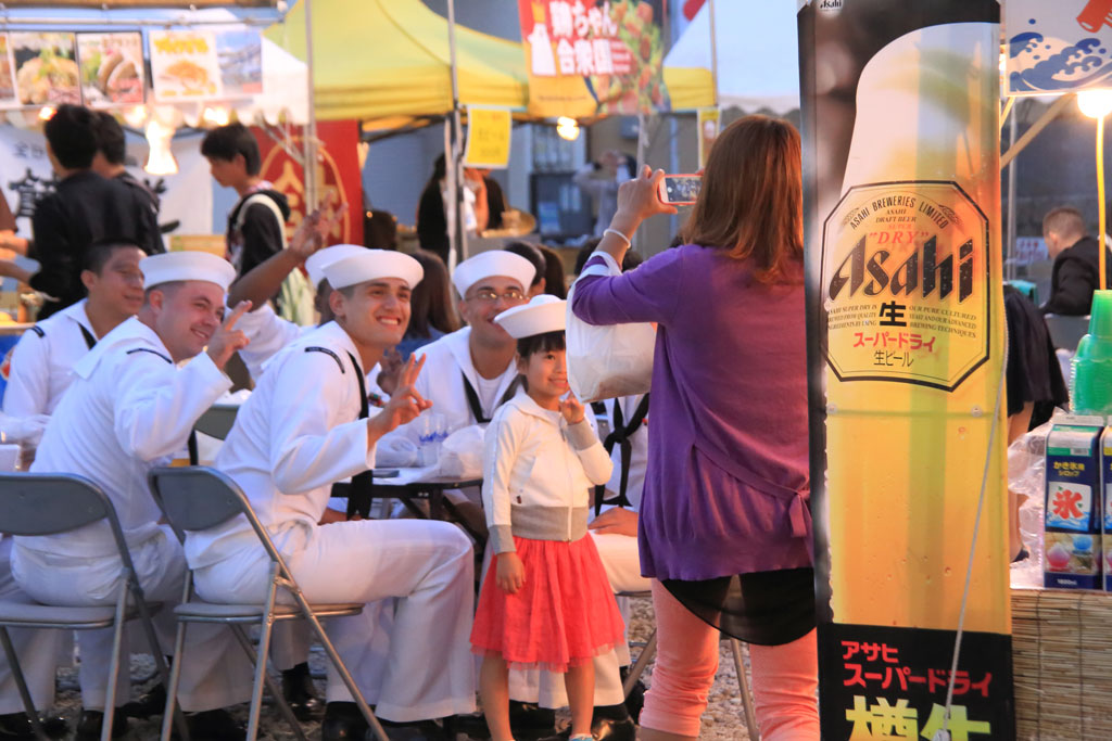 下田市「下田黒船祭」市民と談笑する米兵