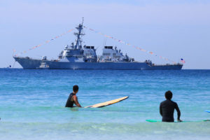 下田市「入田浜（いりたはま）」米海軍艦船とサーファー