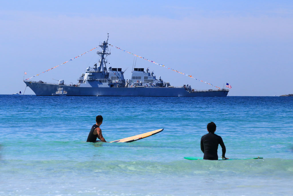 下田市「下田黒船祭」米軍艦船とサーファー