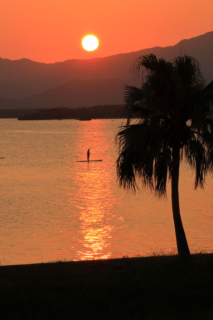 八重山諸島「小浜島」夕日の光線を横切るＳＡＰ