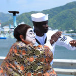 下田市「下田 黒船祭り」志村けんさんポーズをまねる米水兵