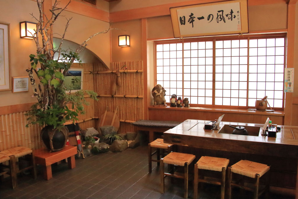 長野県諏訪市蕎麦店「長野 八洲（やしま）」店内の一部