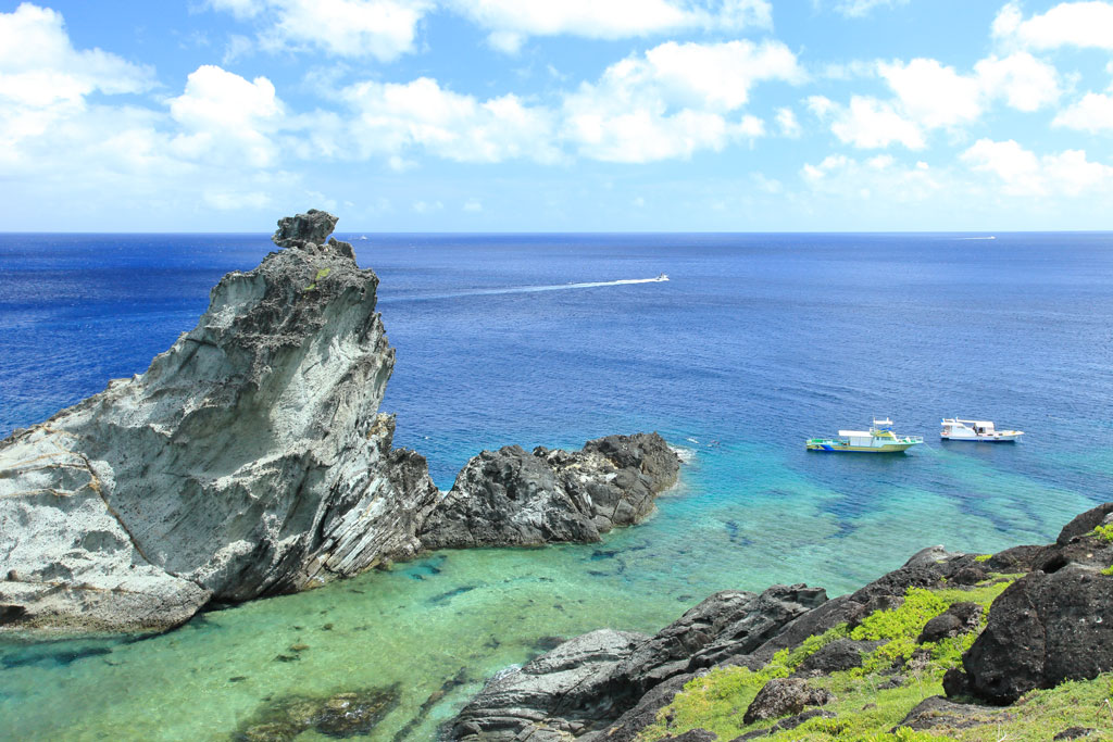 石垣島「御神埼」透き通る海とダイビング船