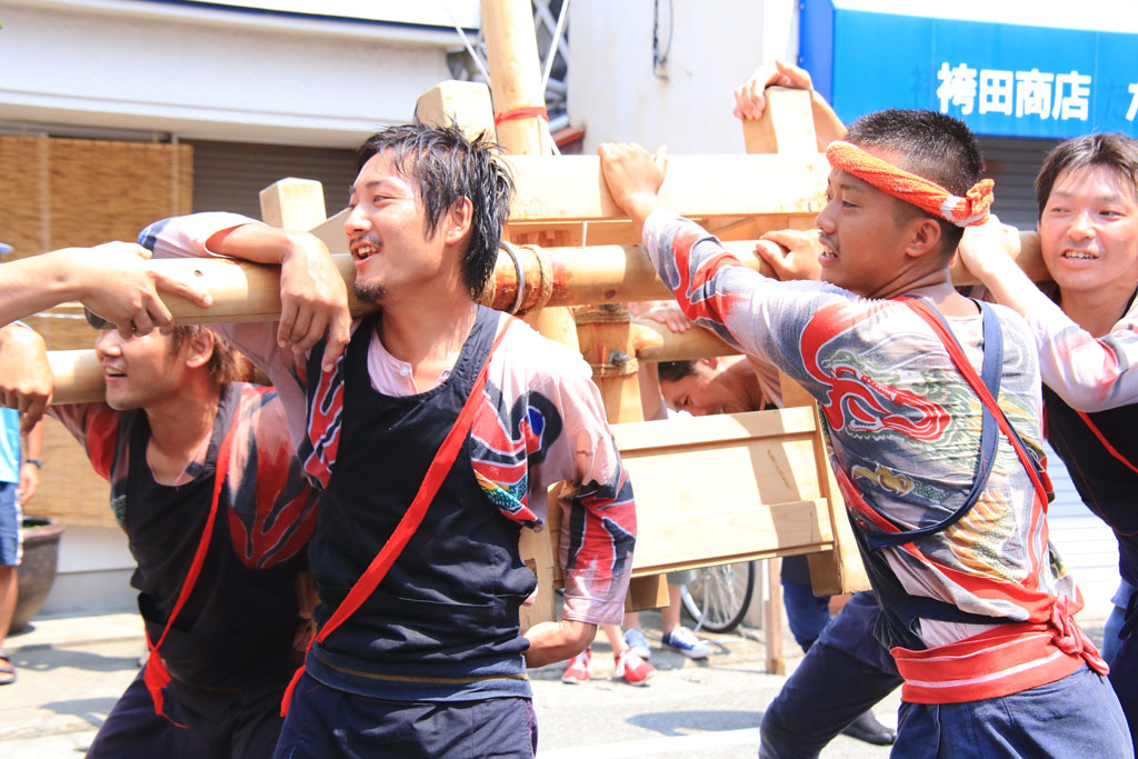 下田市「下田太鼓祭り」小神輿を担ぐ若衆