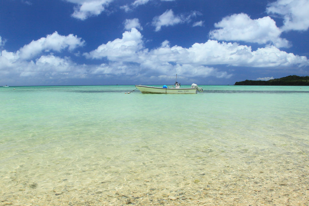 石垣島「底地ビーチ」ソーダブルーのビーチ