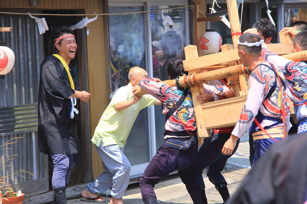 下田市「下田太鼓祭り」小神輿と押し問答