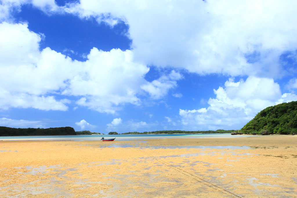 石垣島「米原海岸」広大な赤砂浜に残された小舟