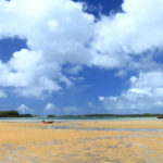 石垣島「川平湾」赤色の干潟と小舟の風景