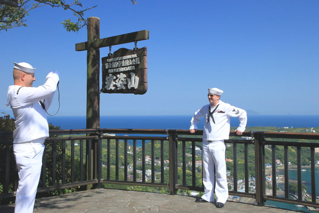 下田市「寝姿山ロープウェイ」米水兵の記念撮影