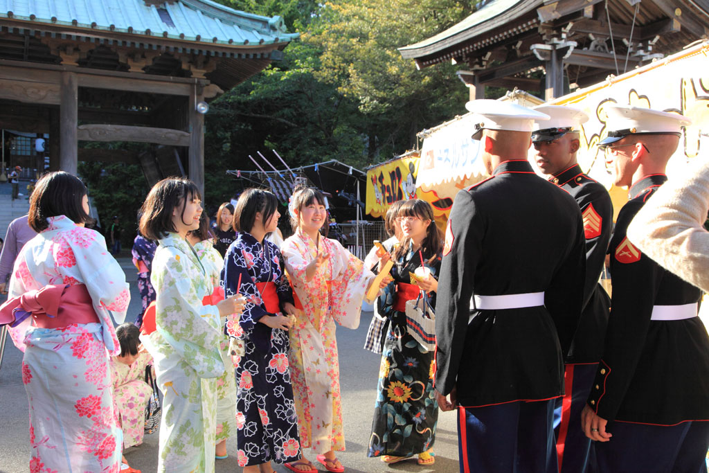 下田市「下田黒船祭」若人と談笑する米兵