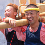 下田市「下田太鼓祭り」小神輿を担ぐ笑い顔の若衆