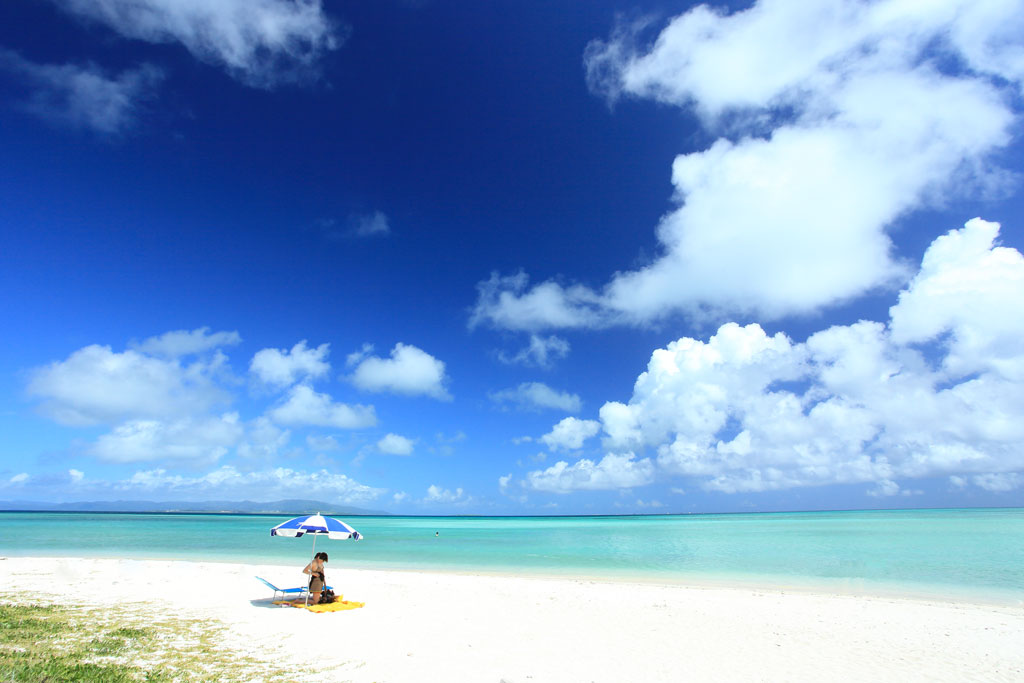 竹富島「コンドイビーチ」白砂とソーダブルーと世界