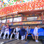 神奈川「貴船祭」祭り船を海に引く