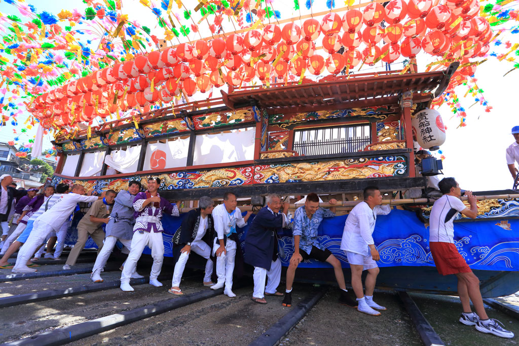 神奈川県真鶴町「貴船まつり」神輿船の浸水
