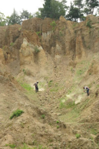 高知県「波頭崖（はとうがたけ）」土柱の草を刈る人々