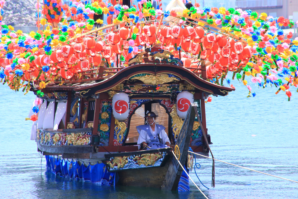 神奈川県真鶴町「貴船まつり」神輿船