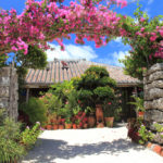八重山諸島「竹富島」赤瓦伝統家屋の門