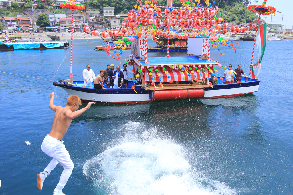 神奈川県真鶴町「貴船まつり」海に飛び込む若衆