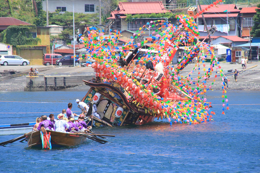 神奈川県真鶴町「貴船まつり」転覆した神輿船