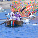 神奈川「貴船祭」転覆した祭り船を救助する若衆