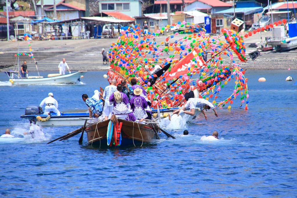 神奈川県真鶴町「貴船まつり」転覆する神輿船を助ける若衆
