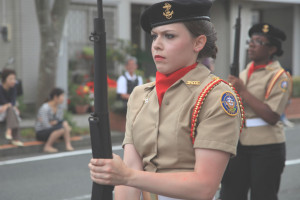 写真ボケ効果　米兵女性のパレード　下田黒船祭り