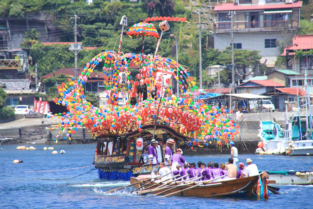 神奈川県真鶴町「貴船まつり」神輿船の牽引