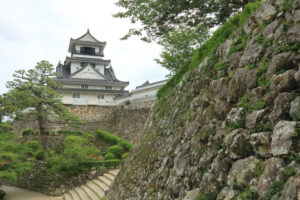 四国周遊「高知城」見事な石垣と天守の光景