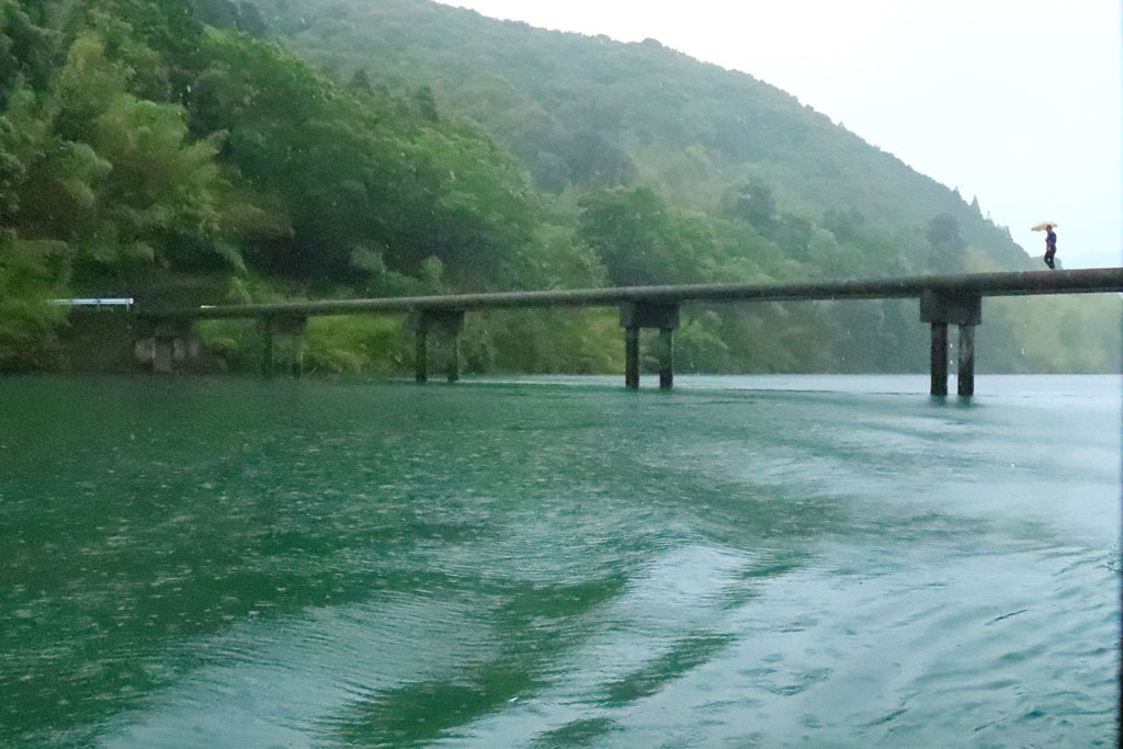 四国周遊「四万十川遊覧」小雨の中沈下橋を渡る人影
