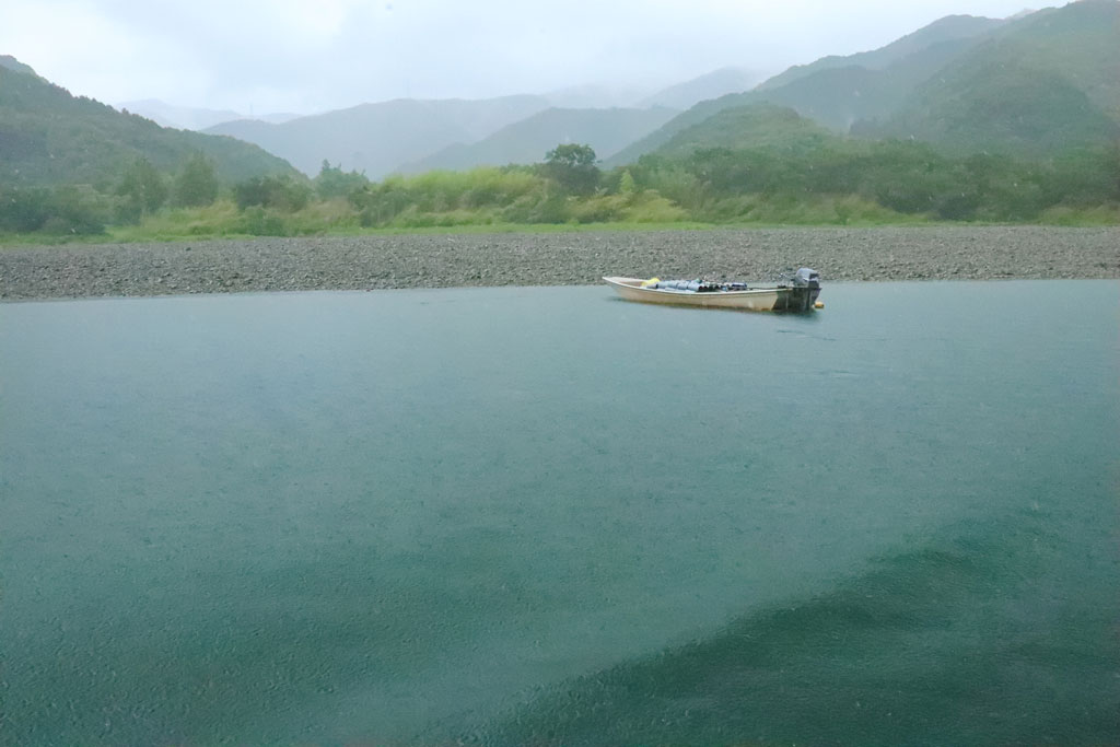 四国周遊「四万十川遊覧」砂洲に舫う釣り船