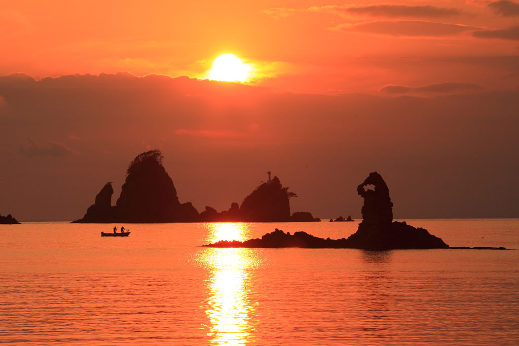 西伊豆「大田子海岸」映える夕日の光線