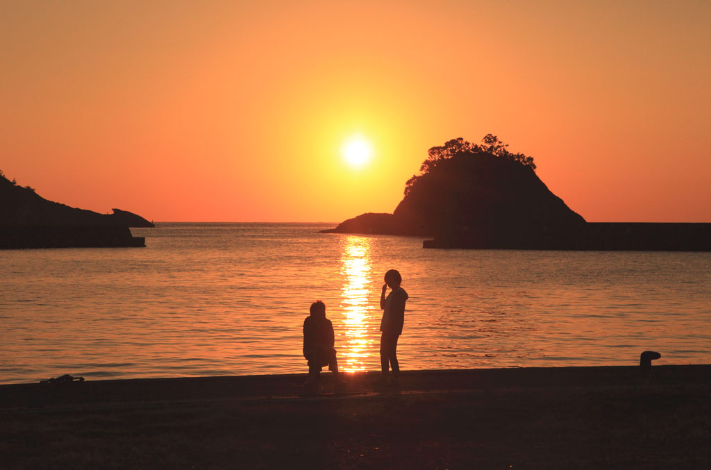 西伊豆「仁科港」夕日とカップル