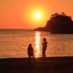 西伊豆町「仁科漁港」夕日を眺めるカップル