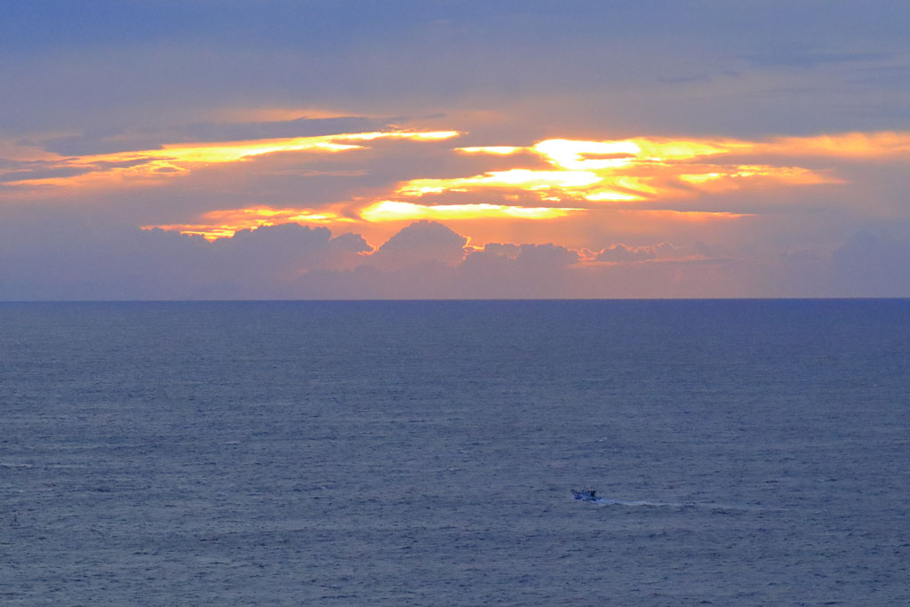 四国周遊「足摺岬」朝焼けの中の漁船