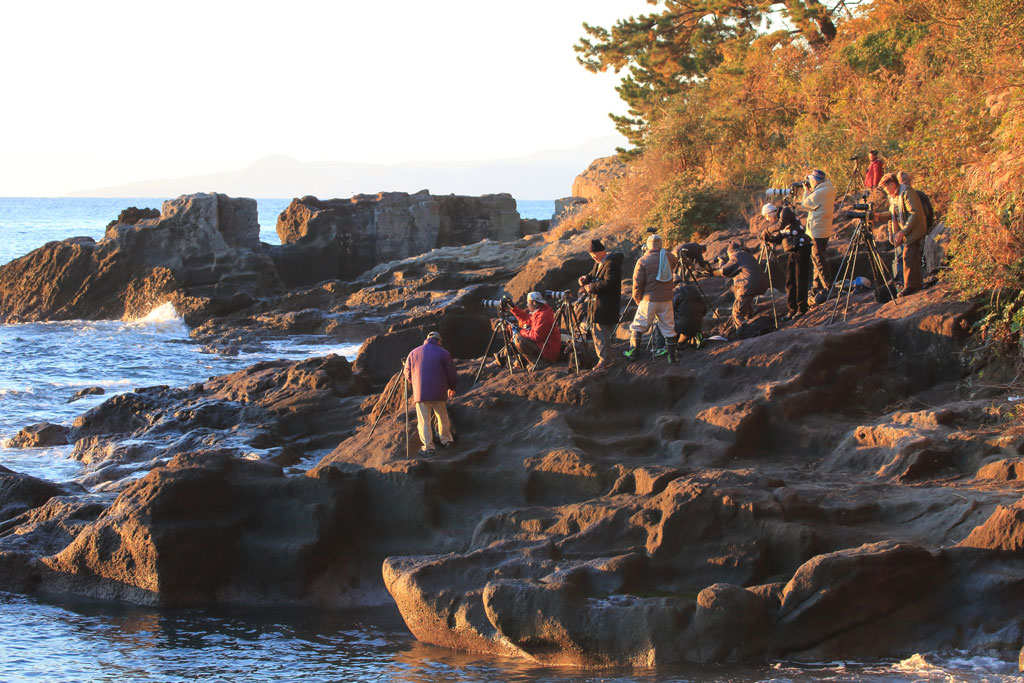 神奈川県真鶴岬「三ッ石の日の出」カメラマンで混雑する岩場