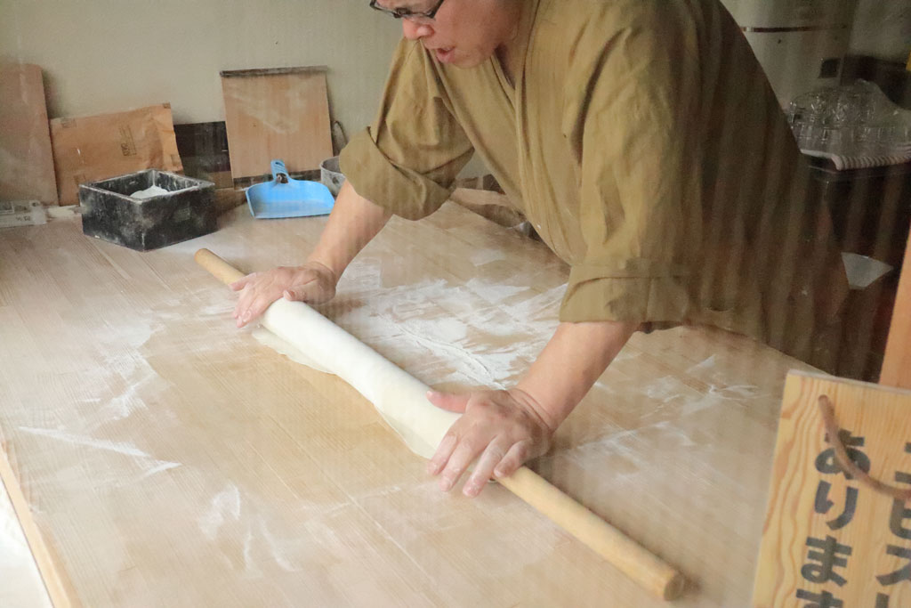 静岡県伊豆の国市蕎麦店「朝日屋」御主人のそば打ち