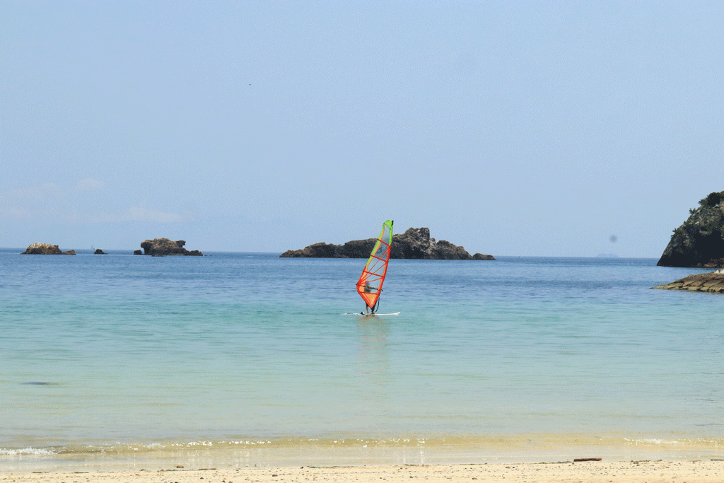 下田市「外浦海岸」ウインドサーフィンを楽しむ