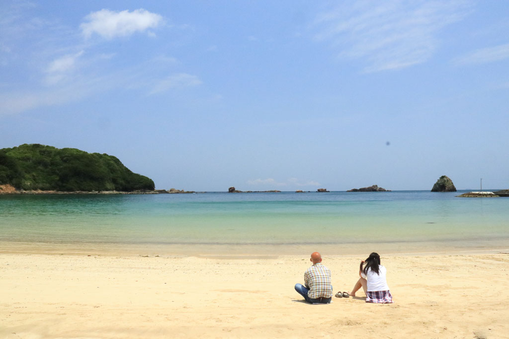 下田市「外浦海岸」浜辺の親子
