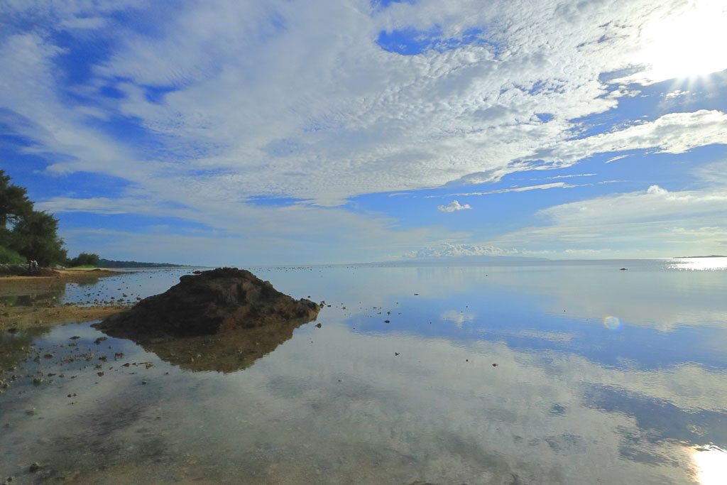 石垣島「名蔵湾」鏡面に映える夏空