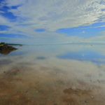 石垣島「名蔵湾」鏡面に映える南国の空