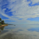 石垣島「名蔵湾」鏡面に映える夏空