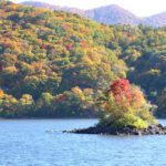四季の風景「福島県松原湖」浮島の紅葉風景
