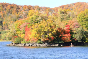 福島県「秋の桧原湖」紅葉下の釣り船
