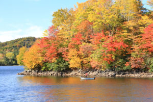 福島県「秋の桧原湖」湖面に映える紅葉