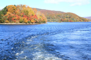 福島県「秋の桧原湖」紅葉の小島に残す航跡
